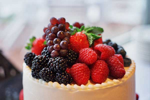 [تصویر:  Cake-of-Seasonal-Fruit.jpg]